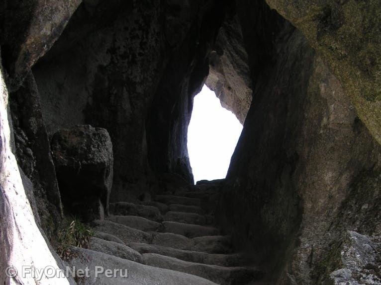 Fotoalbum: In den Stein gegrabener Tunnel auf dem Inka-Trail, Inkapfad